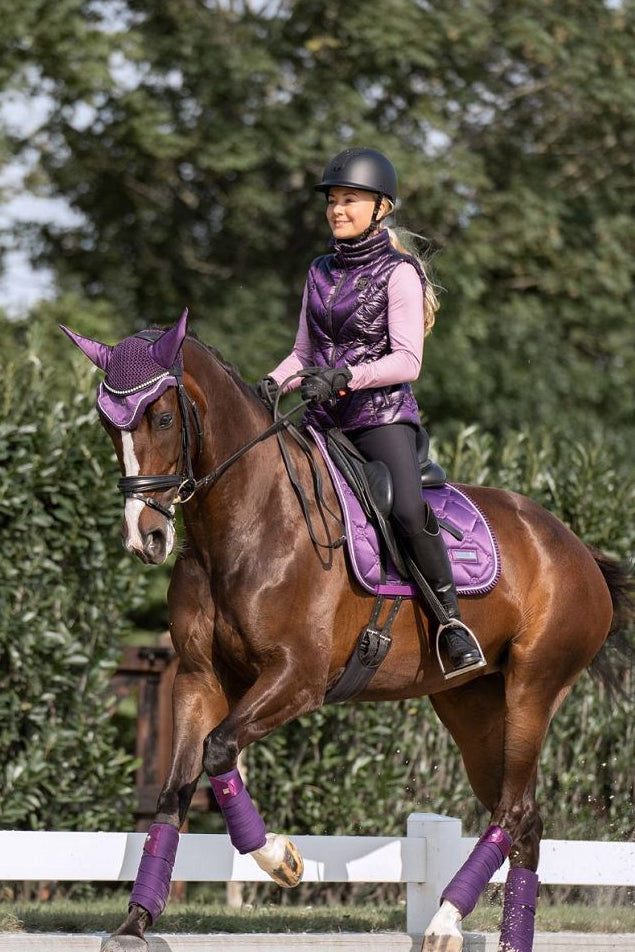 Die Imperial Riding Damen Weste "Cosmic Rider" in Lila Artikelnummer: KL32322000-4060 ist die perfekte Ergänzung für Reiterinnen, die Stil und Funktionalität schätzen. Diese Weste hält Sie warm und komfortabel, egal ob Sie im Stall arbeiten oder im Sattel sitzen. Mit ihrem ansprechenden Design ist sie ein echter Hingucker. Diese Weste kann auf www.Hotti24.de erworben werden. Gönnen Sie sich diese vielseitige und modische Ergänzung für Ihre Reitgarderobe.