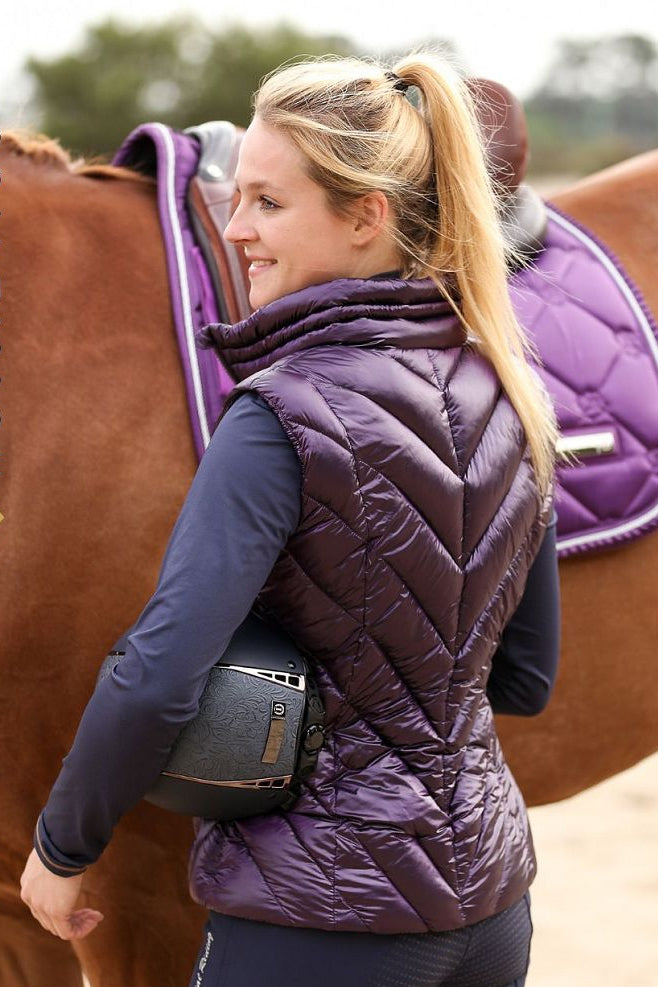 Die Imperial Riding Damen Weste "Cosmic Rider" in Lila Artikelnummer: KL32322000-4060 ist die perfekte Ergänzung für Reiterinnen, die Stil und Funktionalität schätzen. Diese Weste hält Sie warm und komfortabel, egal ob Sie im Stall arbeiten oder im Sattel sitzen. Mit ihrem ansprechenden Design ist sie ein echter Hingucker. Diese Weste kann auf www.Hotti24.de erworben werden. Gönnen Sie sich diese vielseitige und modische Ergänzung für Ihre Reitgarderobe.