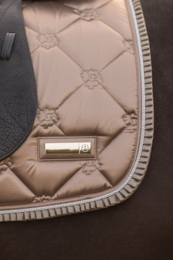 Imperial Riding präsentiert die Dressurschabracke IRH Lovely in der Farbe Braun mit der Artikelnummer ZT78122000-8043. Diese Dressurschabracke vereint Stil und Funktionalität und eignet sich ideal für Dressuraktivitäten. Für weitere Informationen und die Möglichkeit zum Kauf besuchen Sie bitte die Website www.Hotti24.de