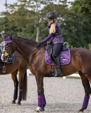 Imperial Riding präsentiert die Dressurschabracke IRH Lovely in der Farbe Lila mit der Artikelnummer ZT78122000-4060. Diese Dressurschabracke vereint Stil und Funktionalität und ist ideal für Dressuraktivitäten. Für weitere Informationen und die Möglichkeit zum Kauf besuchen Sie bitte die Website www.Hotti24.de