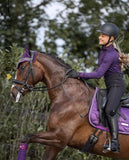 Imperial Riding präsentiert die Dressurschabracke IRH Lovely in der Farbe Lila mit der Artikelnummer ZT78122000-4060. Diese Dressurschabracke vereint Stil und Funktionalität und ist ideal für Dressuraktivitäten. Für weitere Informationen und die Möglichkeit zum Kauf besuchen Sie bitte die Website www.Hotti24.de
