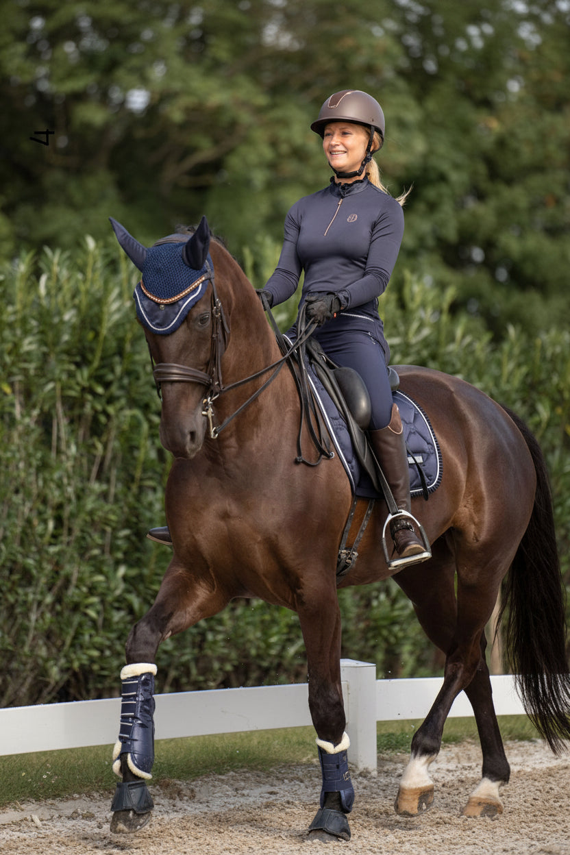 Imperial Riding präsentiert die Dressurschabracke IRH Lovely in der Farbkombination Navy Blau mit der Artikelnummer ZT78122000-5001. Diese Dressurschabracke vereint Stil und Funktionalität und ist ideal für Dressuraktivitäten. Für weitere Informationen und die Möglichkeit zum Kauf besuchen Sie bitte die Website www.Hotti24.de