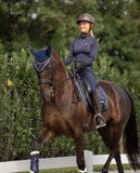 Imperial Riding präsentiert die Dressurschabracke IRH Lovely in der Farbkombination Navy Blau mit der Artikelnummer ZT78122000-5001. Diese Dressurschabracke vereint Stil und Funktionalität und ist ideal für Dressuraktivitäten. Für weitere Informationen und die Möglichkeit zum Kauf besuchen Sie bitte die Website www.Hotti24.de