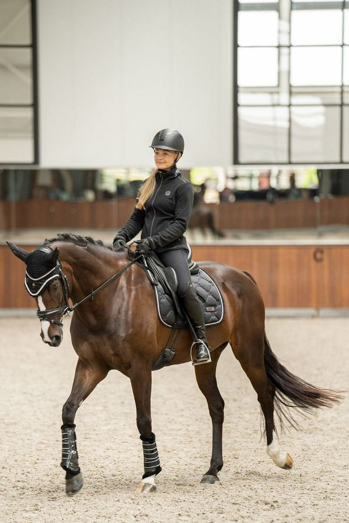 Imperial Riding präsentiert die Dressurschabracke IRH Lovely in der Farbe Schwarz mit der Artikelnummer ZT78122000-9000. Diese Dressurschabracke vereint Stil und Funktionalität und eignet sich ideal für Dressuraktivitäten. Für weitere Informationen und die Möglichkeit zum Kauf besuchen Sie bitte die Website www.Hotti24.de