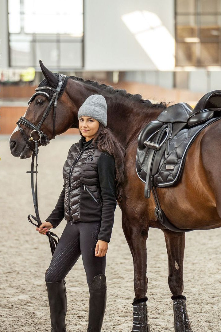 Imperial Riding präsentiert die Dressurschabracke IRH Lovely in der Farbe Schwarz mit der Artikelnummer ZT78122000-9000. Diese Dressurschabracke vereint Stil und Funktionalität und eignet sich ideal für Dressuraktivitäten. Für weitere Informationen und die Möglichkeit zum Kauf besuchen Sie bitte die Website www.Hotti24.de