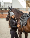 Imperial Riding präsentiert die Dressurschabracke IRH Lovely in der Farbe Schwarz mit der Artikelnummer ZT78122000-9000. Diese Dressurschabracke vereint Stil und Funktionalität und eignet sich ideal für Dressuraktivitäten. Für weitere Informationen und die Möglichkeit zum Kauf besuchen Sie bitte die Website www.Hotti24.de