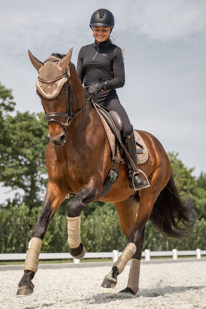 Imperial Riding präsentiert die Dressurschabracke IRHSKY in der Farbe Cappuccino Braun mit der Artikelnummer ZT78322001-8043. Diese Schabracke kombiniert Funktionalität mit einem stilvollen Design und eignet sich perfekt für Dressuraktivitäten. Für weitere Informationen und die Möglichkeit zum Kauf besuchen Sie bitte die Website www.Hotti24.de