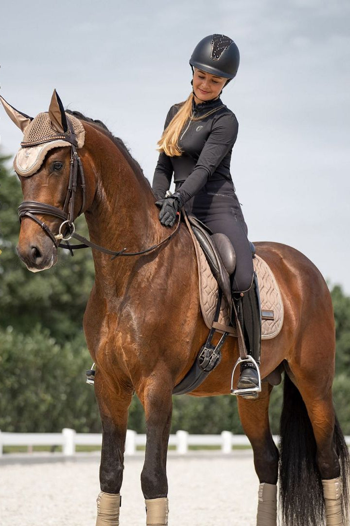 Imperial Riding präsentiert die Dressurschabracke IRHSKY in der Farbe Cappuccino Braun mit der Artikelnummer ZT78322001-8043. Diese Schabracke kombiniert Funktionalität mit einem stilvollen Design und eignet sich perfekt für Dressuraktivitäten. Für weitere Informationen und die Möglichkeit zum Kauf besuchen Sie bitte die Website www.Hotti24.de