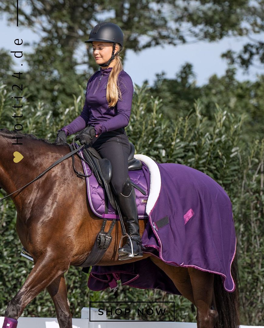 Die Imperial Riding Fleecedecke "Ambient Galaxy" in Lila (Artikelnummer: DE40322003-4060) ist die perfekte Wahl, um Ihr Pferd warm und stylisch zu halten. Diese Decke ist nicht nur funktional, sondern auch ein echter Blickfang. Sie bietet Wärme und Komfort, egal ob im Stall oder auf dem Weg zum Training. Diese Fleecedecke kann auf www.Hotti24.de erworben werden. Gönnen Sie Ihrem Pferd den Luxus und die Wärme, die es verdient, und das in einem trendigen Design.