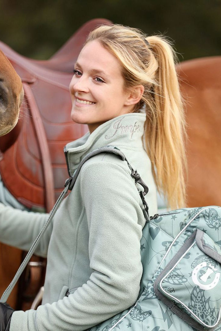 Imperial Riding präsentiert die Fleecejacke Galactic in der Farbe Sage Green mit der Artikelnummer KL31322001-6036. Diese Fleecejacke vereint Stil und Komfort und eignet sich ideal für verschiedene Freizeitaktivitäten. Für weitere Informationen und die Möglichkeit zum Kauf besuchen Sie bitte die Website des Händlers www.Hotti24.de