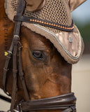 Imperial Riding präsentiert die Fliegenhaube Lovely in der Farbe Cappuccino Braun mit der Artikelnummer DE90122000-8043. Diese Fliegenhaube bietet nicht nur Schutz vor lästigen Insekten, sondern setzt auch modische Akzente mit einem ansprechenden Design. Für weitere Informationen und die Möglichkeit zum Kauf besuchen Sie bitte die Website www.Hotti24.de.