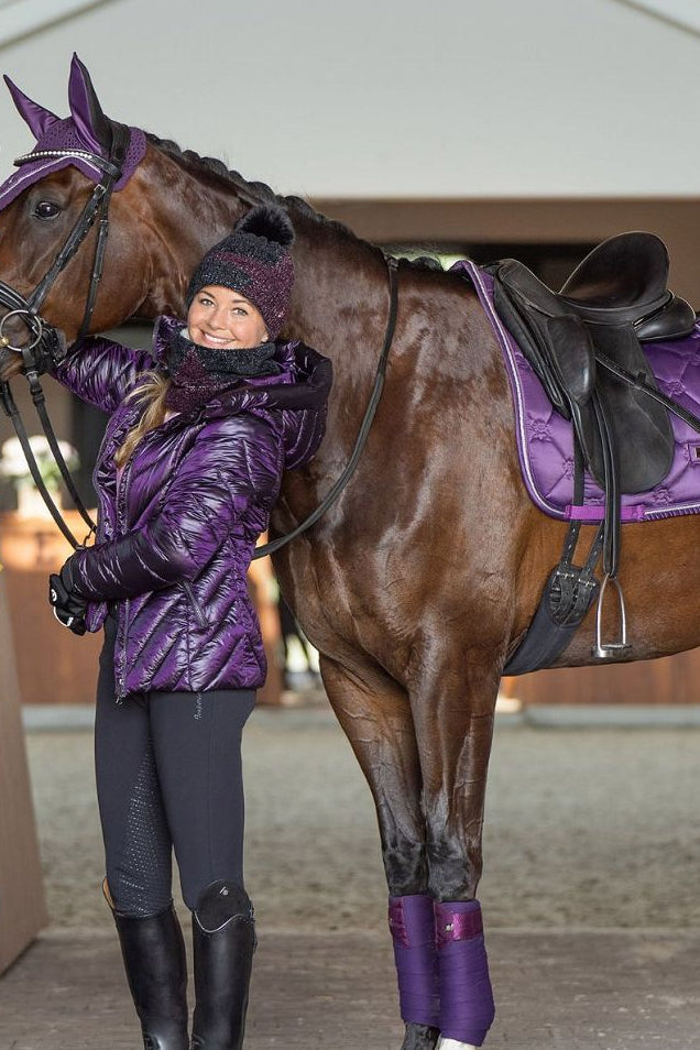 Die Imperial Riding Jacke "Cosmic Rider" in Lila Artikelnummer: KL36322010-4060 ist die ideale Wahl, um stilvoll und funktional auf dem Reiterhof zu sein. Mit ihrem trendigen Design und hochwertigen Materialien hält sie Sie warm und trocken, selbst an kalten und nassen Tagen. Diese Jacke ist ein Muss für jeden Reiter und kann auf www.Hotti24.de erworben werden. Bleiben Sie warm und modisch, egal bei welchem Wetter.