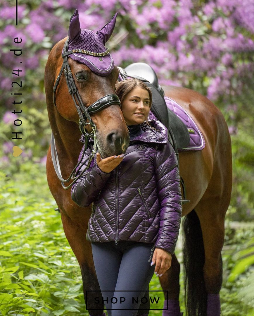 Die Imperial Riding Jacke "Cosmic Rider" in Lila Artikelnummer: KL36322010-4060 ist die ideale Wahl, um stilvoll und funktional auf dem Reiterhof zu sein. Mit ihrem trendigen Design und hochwertigen Materialien hält sie Sie warm und trocken, selbst an kalten und nassen Tagen. Diese Jacke ist ein Muss für jeden Reiter und kann auf www.Hotti24.de erworben werden. Bleiben Sie warm und modisch, egal bei welchem Wetter.