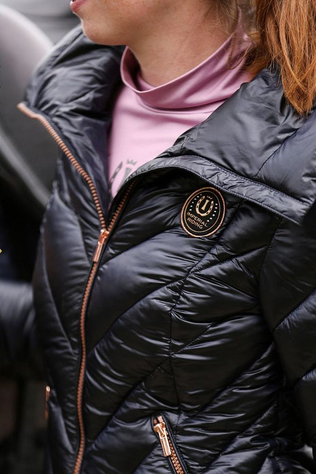 Die Imperial Riding Jacke "Cosmic Rider" in Blau Artikelnummer: KL36322010-5001 ist die ideale Wahl, um stilvoll und funktional auf dem Reiterhof zu sein. Mit ihrem trendigen Design und hochwertigen Materialien hält sie Sie warm und trocken, selbst an kalten und nassen Tagen. Diese Jacke ist ein Muss für jeden Reiter und kann auf www.Hotti24.de erworben werden. Bleiben Sie warm und modisch, egal bei welchem Wetter.