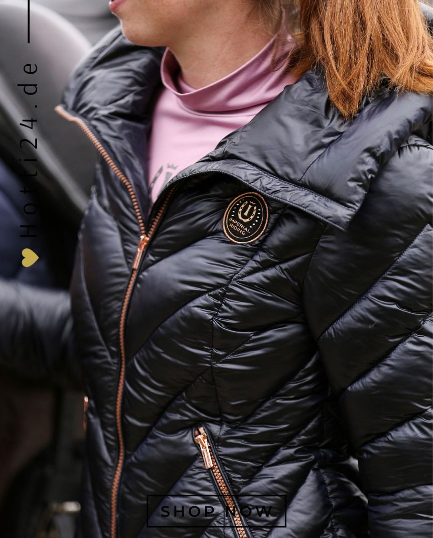 Die Imperial Riding Jacke "Cosmic Rider" in Blau Artikelnummer: KL36322010-5001 ist die ideale Wahl, um stilvoll und funktional auf dem Reiterhof zu sein. Mit ihrem trendigen Design und hochwertigen Materialien hält sie Sie warm und trocken, selbst an kalten und nassen Tagen. Diese Jacke ist ein Muss für jeden Reiter und kann auf www.Hotti24.de erworben werden. Bleiben Sie warm und modisch, egal bei welchem Wetter.