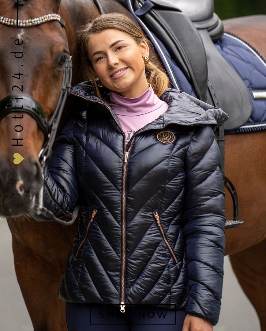 Die Imperial Riding Jacke "Cosmic Rider" in Blau Artikelnummer: KL36322010-5001 ist die ideale Wahl, um stilvoll und funktional auf dem Reiterhof zu sein. Mit ihrem trendigen Design und hochwertigen Materialien hält sie Sie warm und trocken, selbst an kalten und nassen Tagen. Diese Jacke ist ein Muss für jeden Reiter und kann auf www.Hotti24.de erworben werden. Bleiben Sie warm und modisch, egal bei welchem Wetter.