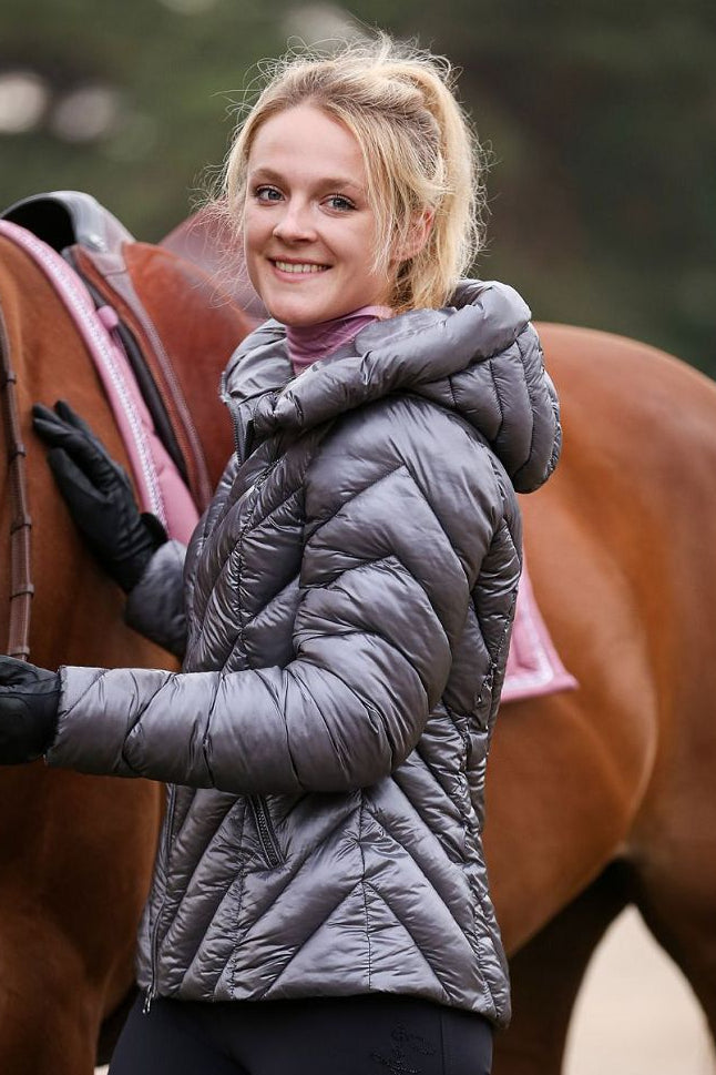 Die Imperial Riding Jacke "Cosmic Rider" in Grau Artikelnummer: KL36322010-7106 ist die ideale Wahl, um stilvoll und funktional auf dem Reiterhof zu sein. Mit ihrem trendigen Design und hochwertigen Materialien hält sie Sie warm und trocken, selbst an kalten und nassen Tagen. Diese Jacke ist ein Muss für jeden Reiter und kann auf www.Hotti24.de erworben werden. Bleiben Sie warm und modisch, egal bei welchem Wetter.