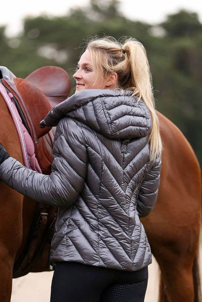Die Imperial Riding Jacke "Cosmic Rider" in Grau Artikelnummer: KL36322010-7106 ist die ideale Wahl, um stilvoll und funktional auf dem Reiterhof zu sein. Mit ihrem trendigen Design und hochwertigen Materialien hält sie Sie warm und trocken, selbst an kalten und nassen Tagen. Diese Jacke ist ein Muss für jeden Reiter und kann auf www.Hotti24.de erworben werden. Bleiben Sie warm und modisch, egal bei welchem Wetter.