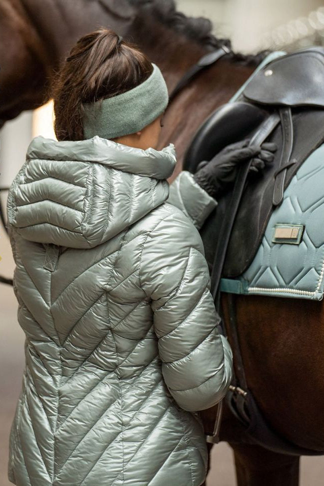 Die Imperial Riding Jacke "Cosmic Rider" in Sage Green (Artikelnummer: KL36322010-6036) ist die ideale Wahl, um stilvoll und funktional auf dem Reiterhof zu sein. Mit ihrem trendigen Design und hochwertigen Materialien hält sie Sie warm und trocken, selbst an kalten und nassen Tagen. Diese Jacke ist ein Muss für jeden Reiter und kann auf www.Hotti24.de erworben werden. Bleiben Sie warm und modisch, egal bei welchem Wetter.
