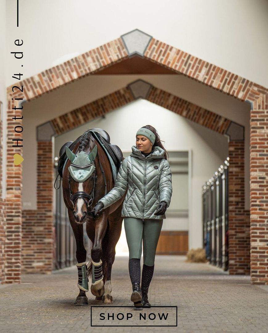 Die Imperial Riding Jacke "Cosmic Rider" in Sage Green (Artikelnummer: KL36322010-6036) ist die ideale Wahl, um stilvoll und funktional auf dem Reiterhof zu sein. Mit ihrem trendigen Design und hochwertigen Materialien hält sie Sie warm und trocken, selbst an kalten und nassen Tagen. Diese Jacke ist ein Muss für jeden Reiter und kann auf www.Hotti24.de erworben werden. Bleiben Sie warm und modisch, egal bei welchem Wetter.