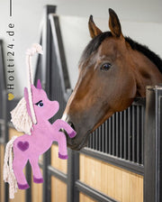 Video Imperial Riding »Pferde Stallkumpel Rosa, der neue beste Freund deines Pferdes - unser Stallkumpel Einhorn. Er kann im Stall an einem Seil aufgehängt werden, damit dein Pferd damit spielen kann ST83122001-3132