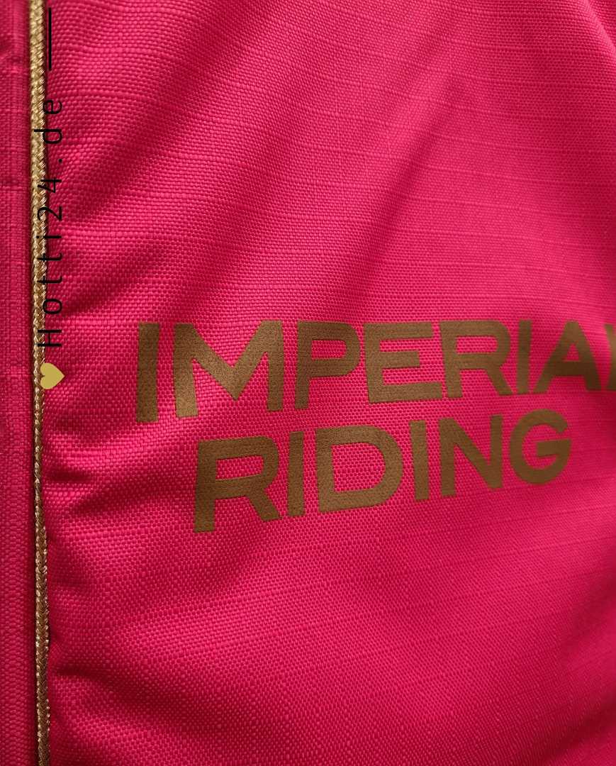 Imperial Riding präsentiert die Stiefeltasche Classic mit der Artikelnummer LA90121002-3149 Pink. Diese Stiefeltasche bietet eine stilvolle und praktische Lösung für den Transport und die Aufbewahrung von Reitstiefeln. Für weitere Informationen und die Möglichkeit zum Kauf besuchen Sie bitte die Website www.Hotti24.de