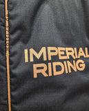 Imperial Riding präsentiert die Stiefeltasche Classic mit der Artikelnummer LA90121002-5001 Navy Blau. Diese Stiefeltasche bietet eine stilvolle und praktische Lösung für den Transport und die Aufbewahrung von Reitstiefeln. Für weitere Informationen und die Möglichkeit zum Kauf besuchen Sie bitte die Website www.Hotti24.de