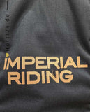 Imperial Riding präsentiert die Stiefeltasche Classic mit der Artikelnummer LA90121002-5001 Navy Blau. Diese Stiefeltasche bietet eine stilvolle und praktische Lösung für den Transport und die Aufbewahrung von Reitstiefeln. Für weitere Informationen und die Möglichkeit zum Kauf besuchen Sie bitte die Website www.Hotti24.de