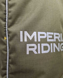 Imperial Riding präsentiert die Stiefeltasche Classic mit der Artikelnummer LA90121002-6022 in Oliv Grün. Diese Stiefeltasche bietet eine stilvolle und praktische Lösung für den Transport und die Aufbewahrung von Reitstiefeln. Für weitere Informationen und die Möglichkeit zum Kauf besuchen Sie bitte die Website www.Hotti24.de