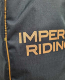 Imperial Riding präsentiert die Stiefeltasche Classic mit der Artikelnummer LA90121002-6080 in Forest Green. Diese Stiefeltasche bietet eine stilvolle und praktische Lösung für den Transport und die Aufbewahrung von Reitstiefeln. Für weitere Informationen und die Möglichkeit zum Kauf besuchen Sie bitte die Website www.Hotti24.de