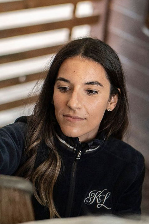 Die vorliegende Datei enthält Informationen über die KINGSLAND Damen Fleecejacke "Ester" in der Farbe Blau mit der Artikelnummer 2330183215-6020. Diese Fleecejacke wurde speziell für Damen entwickelt, um sie in der kalten Jahreszeit warm und gemütlich zu halten.  Sie können diese Damen Fleecejacke auf der Website www.Hotti24.de erwerben.