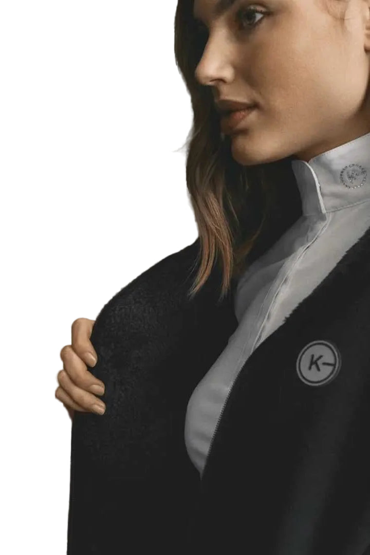 Die Kingsland Damen-Fleecejacke "Georgie" in Blau mit der Artikelnummer 2340183403-6020 ist eine hochwertige und stilvolle Fleecejacke für Damen. Solche Fleecejacken sind oft für ihre Wärme, Komfort und Vielseitigkeit beliebt und eignen sich gut für den Reitsport sowie für den alltäglichen Gebrauch, erhältlich unter www.Hotti24.de