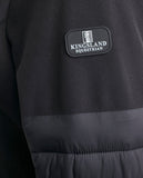 Kingsland Softshell-Jacke Artikelnummer 1000153323-6090 in Schwarz mit Fütterung, die durch Kombination dieser Materialien sportlich und für viele Wetterbedingungen geeignet ist. Die Jacke besitzt feminine Nahtlinien und bietet eine weibliche Passform.