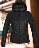 Kingsland Softshell-Jacke Artikelnummer 1000153323-6090 in Schwarz mit Fütterung, die durch Kombination dieser Materialien sportlich und für viele Wetterbedingungen geeignet ist. Die Jacke besitzt feminine Nahtlinien und bietet eine weibliche Passform.