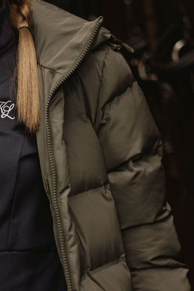 Der Kingsland Damen Parka 'Emmie' mit der Artikelnummer 2330153204-5015 ist bei www.Hotti24.de erhältlich. Dieser Parka ist ein stilvolles Kleidungsstück für Damen. Er bietet Schutz vor Kälte und Nässe und kommt in einer Vielzahl von Größen und Farben. Der Parka besteht aus hochwertigen Materialien und ist für verschiedene Anlässe geeignet, von lässigen Ausflügen bis hin zu formellen Anlässen. Für weitere Details und um diesen Artikel zu erwerben, besuchen Sie bitte www.Hotti24.de
