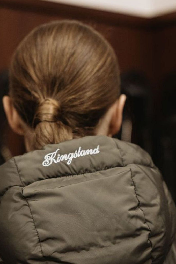 Der Kingsland Damen Parka 'Emmie' mit der Artikelnummer 2330153204-5015 ist bei www.Hotti24.de erhältlich. Dieser Parka ist ein stilvolles Kleidungsstück für Damen. Er bietet Schutz vor Kälte und Nässe und kommt in einer Vielzahl von Größen und Farben. Der Parka besteht aus hochwertigen Materialien und ist für verschiedene Anlässe geeignet, von lässigen Ausflügen bis hin zu formellen Anlässen. Für weitere Details und um diesen Artikel zu erwerben, besuchen Sie bitte www.Hotti24.de