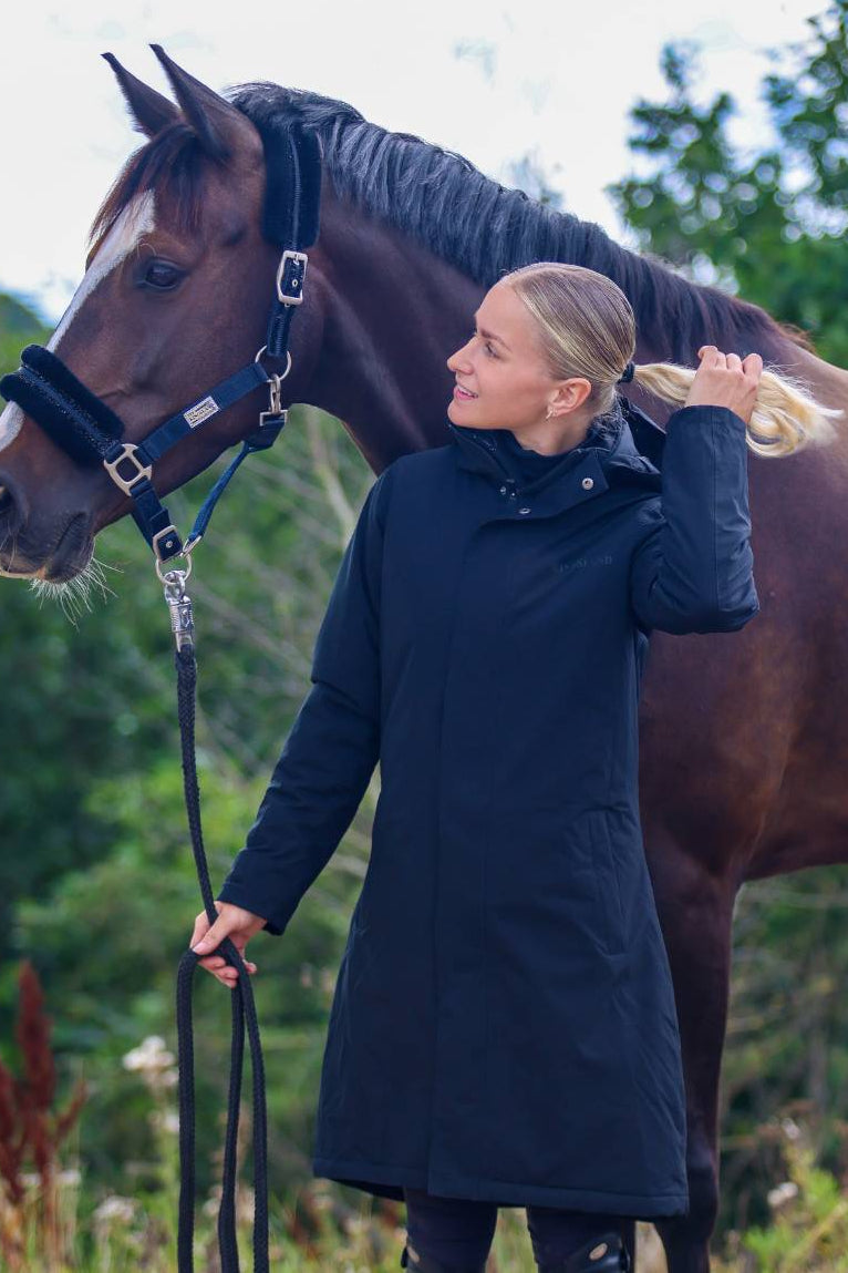 Kingsland »Damen Regenmantel Faithlyn Schwarz, besteht aus einem wasserdichten und atmungsaktiven Stoff, der unerwarteten Regenschauern standhält, damit du trocken bleibst, ohne das unangenehme feuchte Gefühl. Artikelnummer 2380172303-6090 erhältlich bei www.Hotti24.de - Mantel von vorne mit Pferd