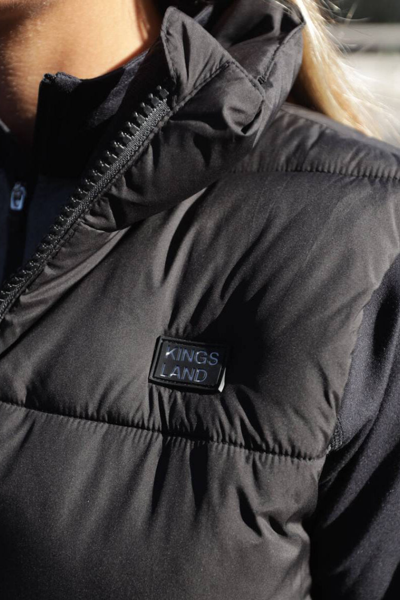 Damen Long Weste "Fayth" von KINGSLAND. Diese Weste ist in der Farbe Schwarz erhältlich und trägt die Artikelnummer 2380163306-6090. Die "Fayth" Damen Long Weste wurde speziell entwickelt, um Wärme und Stil zu bieten. Sie können diese Damen Long Weste auf der Website www.hotti24.de erwerben