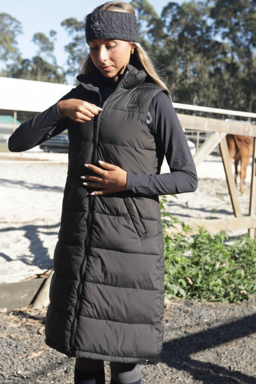 Damen Long Weste "Fayth" von KINGSLAND. Diese Weste ist in der Farbe Schwarz erhältlich und trägt die Artikelnummer 2380163306-6090. Die "Fayth" Damen Long Weste wurde speziell entwickelt, um Wärme und Stil zu bieten. Sie können diese Damen Long Weste auf der Website www.hotti24.de erwerben