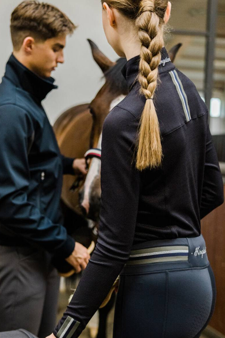  Damen Reitleggings "Kattie FullGrip" von KINGSLAND. Diese Reitleggings sind in der Farbe Blau erhältlich und tragen die Artikelnummer 2330246247-6020. Die "Kattie FullGrip" Damen Reitleggings wurden speziell entwickelt, um Komfort und Halt im Sattel zu bieten. Sie können diese Damen Reitleggings auf der Website www.hotti24.de erwerben