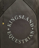 Kingsland präsentiert die Stiefeltasche KLStelle in der Farbe Braun mit der Artikelnummer 2230102663-6578. Diese Stiefeltasche bietet eine stilvolle und praktische Lösung für den Transport und die Aufbewahrung von Reitstiefeln, erhältlich unter www.Hotti24.de