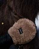 L'Evoine »Pferde Pflegehandschuh Alpaka Vlies Braun, ist aus feinstem, flauschigen Alpaka Vlies gefertigt. Er sorgt nach dem Putzen für eine Extraportion Glanz im Fell des Pferdes und kann zur Reinigung des Pferdekopfes genutzt werden. Artikelnummer 110ap000 erhältlich bei www.Hotti24.de