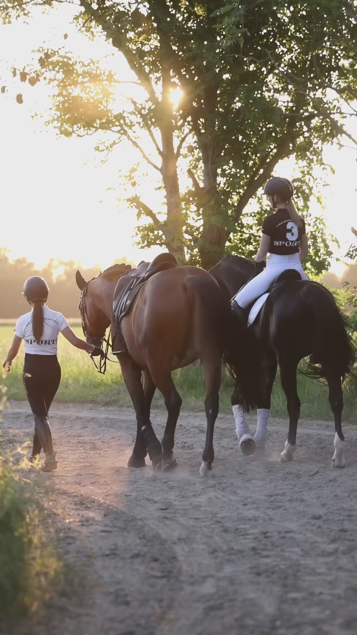 Pferde Springschabracke "Skye" von HV POLO in der Farbe Weiß mit der Artikelnummer 0801093504-0001. Diese Springschabracke wurde speziell entwickelt, um Ihrem Pferd während des Springreitens einen eleganten und komfortablen Sitz zu bieten. Sie können diese Pferde Springschabracke auf der Website www.hotti24.de erwerben