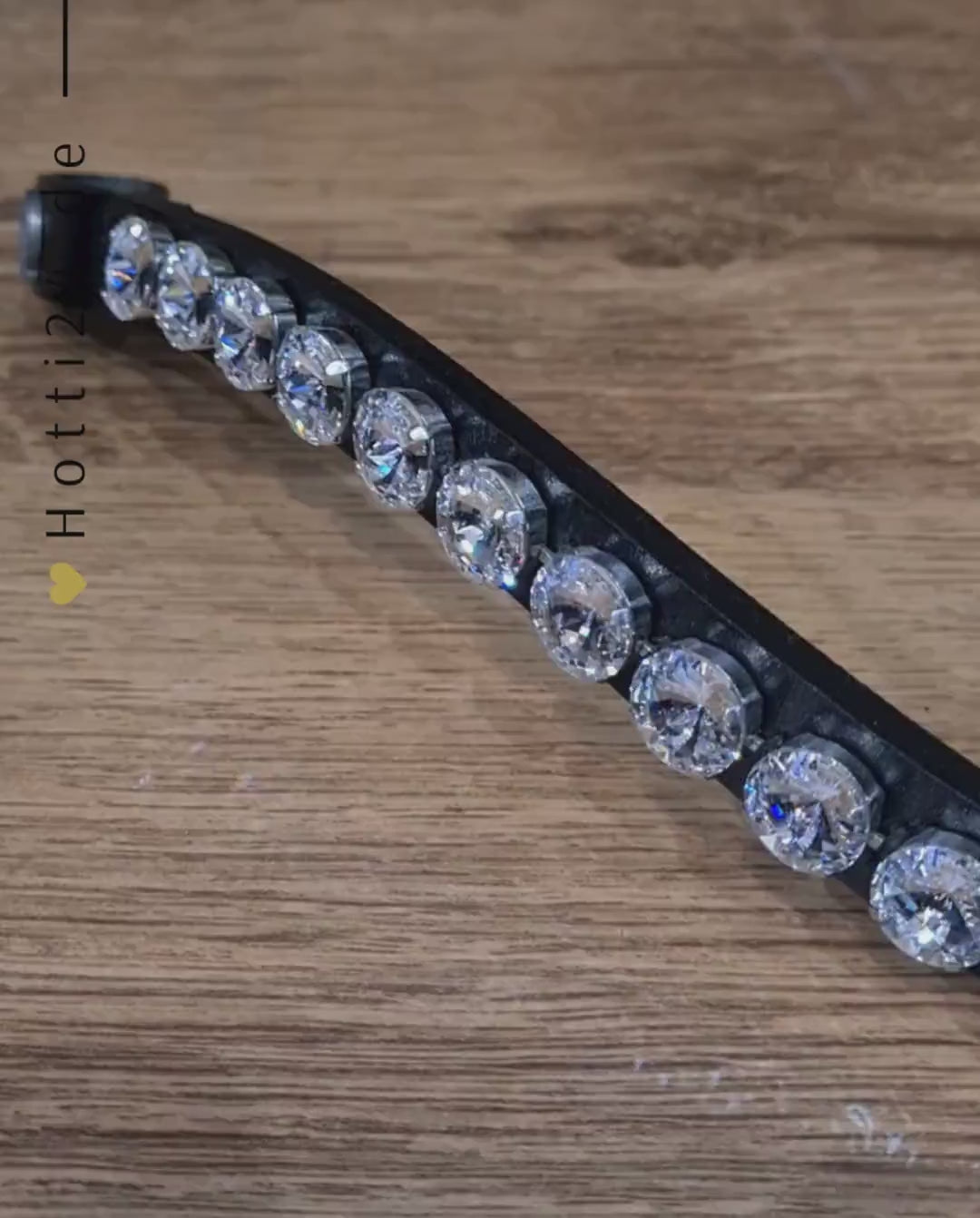 1. Video= Ein hochwertiges OTTO SCHUMACHER Stirnband mit einer Breite von 10 mm und in Silber erhältlich. Die Artikelnummer ist 222892-105 und  ist bei www.Hotti24.de erhältlich.