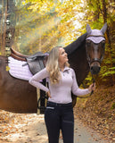 QHP »Damen Winter Reithose Emma Softshell FullGrip Blau, ist eine sportliche Hose mit Gripvollbesatz. Diese Hose besteht aus Softshell und ist mit Fleece gefüttert. Dadurch ist die Hose herrlich warm und schützt Sie gegen das Winterwetter. Artikelnummer 8291 erhältlich bei www.Hotti24.de - Reithose mit Pferd von vorne