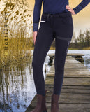 QHP »Damen Winter Reithose Emma Softshell FullGrip Blau, ist eine sportliche Hose mit Gripvollbesatz. Diese Hose besteht aus Softshell und ist mit Fleece gefüttert. Dadurch ist die Hose herrlich warm und schützt Sie gegen das Winterwetter Artikelnummer 8291 erhältlich bei www.Hotti24.de - Reithose von vorne