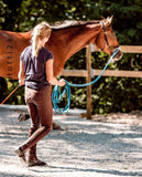 Die QHP Pferde Longierleine Artikelnummer: 1019 SK 0 Sky Türkis ist ein vielseitiges Zubehör für das Longieren Ihres Pferdes. Mit dieser hochwertigen Longierleine können Sie Ihr Pferd sicher und effektiv trainieren. Sie können diese Longierleine auf www.Hotti24.de erwerben.