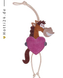 Das QHP Pferde Stallkumpel Pferdespielzeug "Valentine" (Artikelnummer 5421 RZ) ist ein bezauberndes und unterhaltsames Spielzeug für Pferde. Mit seinem Hufi Herzchen-Design ist es perfekt für Pferde, die gerne spielen und interagieren. Um Ihrem Pferd eine Freude zu machen und seine Langeweile zu vertreiben, ist das QHP Pferde Stallkumpel Pferdespielzeug "Valentine" eine großartige Wahl. Sie können dieses Produkt auf der Website www.Hotti24.de erwerben.