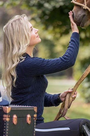 Der HV POLO Damen Pullover "Dunya" in Blau mit der Artikelnummer 0401093560-5001 kann auf der Website www.Hotti24.de erworben werden.