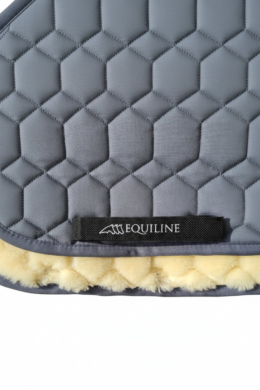 Equiline Springschabracke Laidback Lammfell Grau